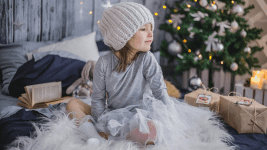 vánoce dívka a stromeček